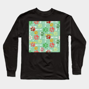 pawty time – paw prints on green seamless repeat pattern Long Sleeve T-Shirt